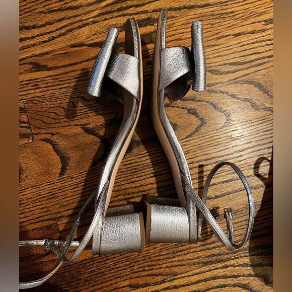 MIU MIU
Metallic Leather Bow Sandal, Silver size 38.5 - Picture 3 of 8